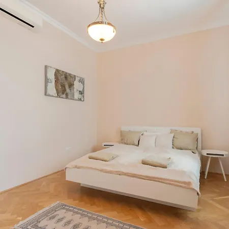 View To The Roofs Luxury With 2 Bedrooms Daire Budapeşte