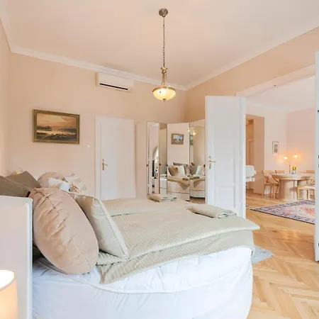 Appartement View To The Roofs Luxury With 2 Bedrooms *