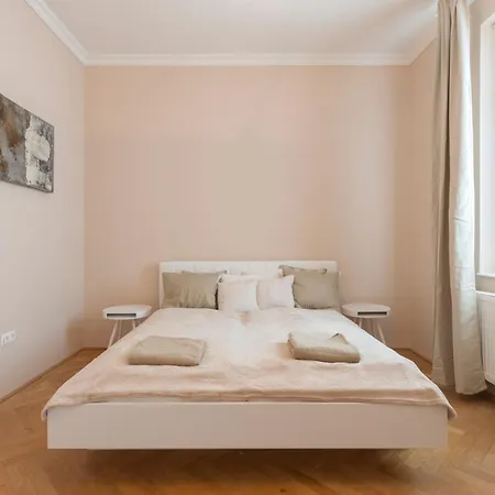 Daire View To The Roofs Luxury With 2 Bedrooms Budapeşte