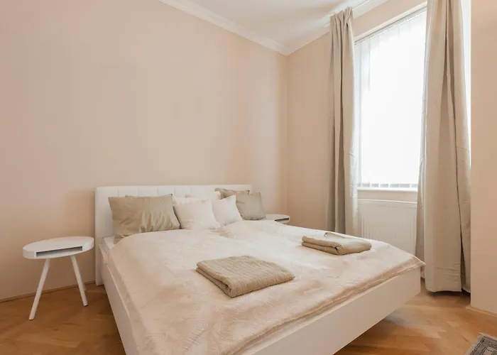 View To The Roofs Luxury With 2 Bedrooms דירה *