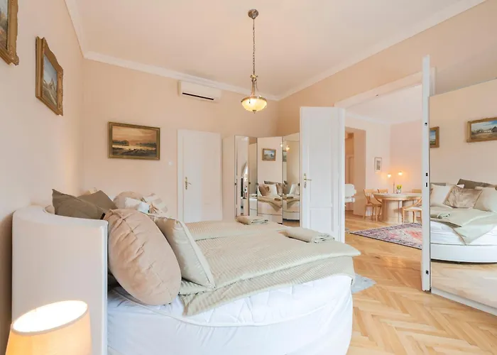 דירה View To The Roofs Luxury With 2 Bedrooms *