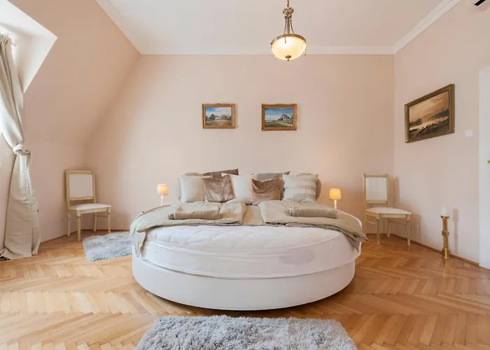 View To The Roofs Luxury With 2 Bedrooms דירה *